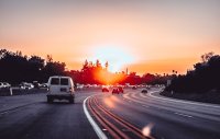 Zo gevaarlijk is rijden in de hitte