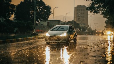 Slechte zomerbanden remmen 12 meter langer op nat beton